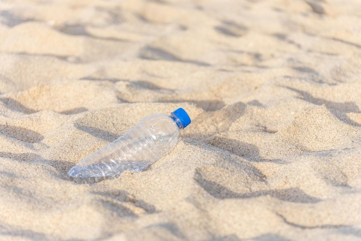 Pollution plastique : 12 milliards de dirhams par an sur la seule façade méditerranéenne, selon Greenpeace