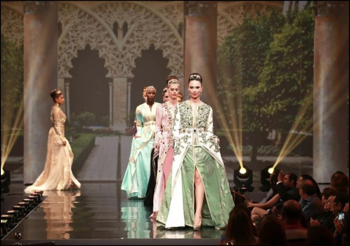 Le Caftan marocain célèbre les traditions sahariennes lors d'un défilé exceptionnel à Marrakech Le Caftan marocain célèbre les traditions sahariennes lors d'un défilé exceptionnel à Marrakech