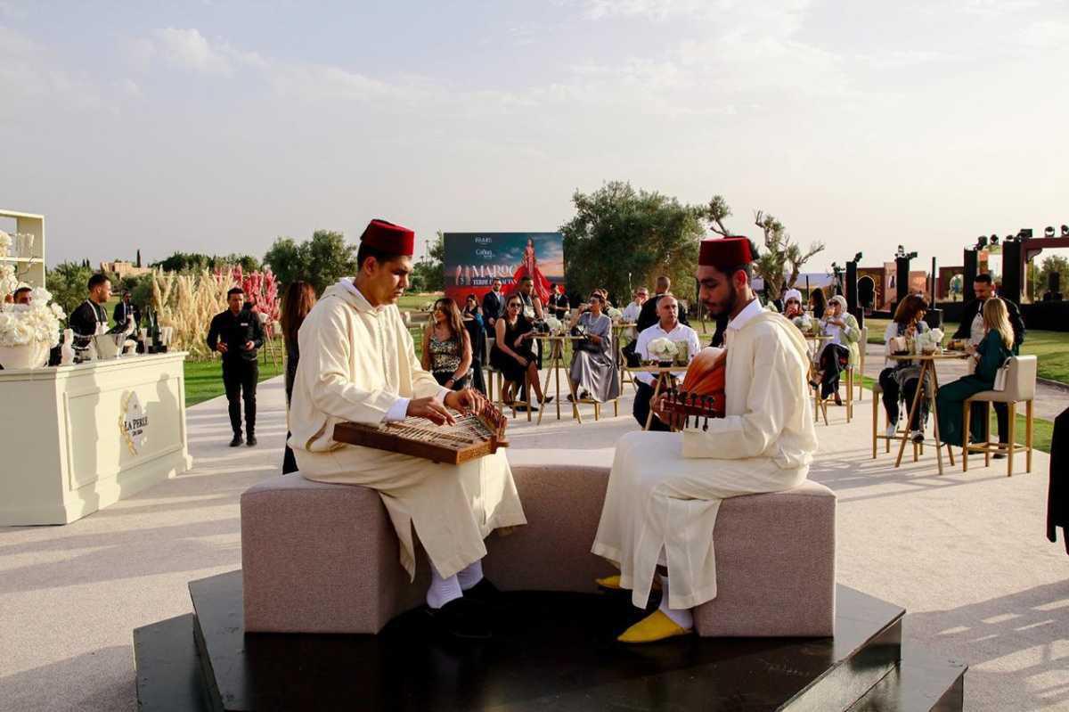 Le Caftan marocain célèbre les traditions sahariennes lors d'un défilé exceptionnel à Marrakech Le Caftan marocain célèbre les traditions sahariennes lors d'un défilé exceptionnel à Marrakech