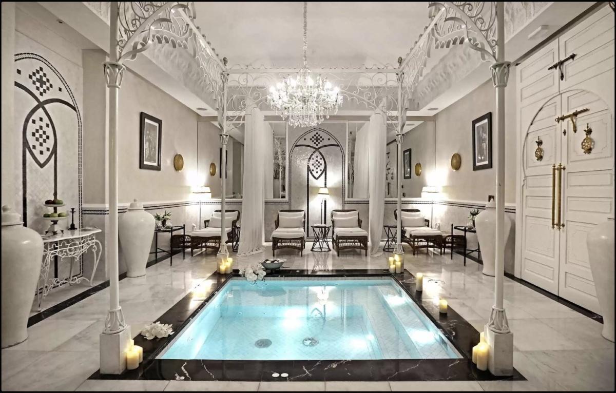 Adriana Karembeu : son palais secret à Marrakech, symbole du luxe et de l’art de vivre marocain Adriana Karembeu : son palais secret à Marrakech, symbole du luxe et de l’art de vivre marocain