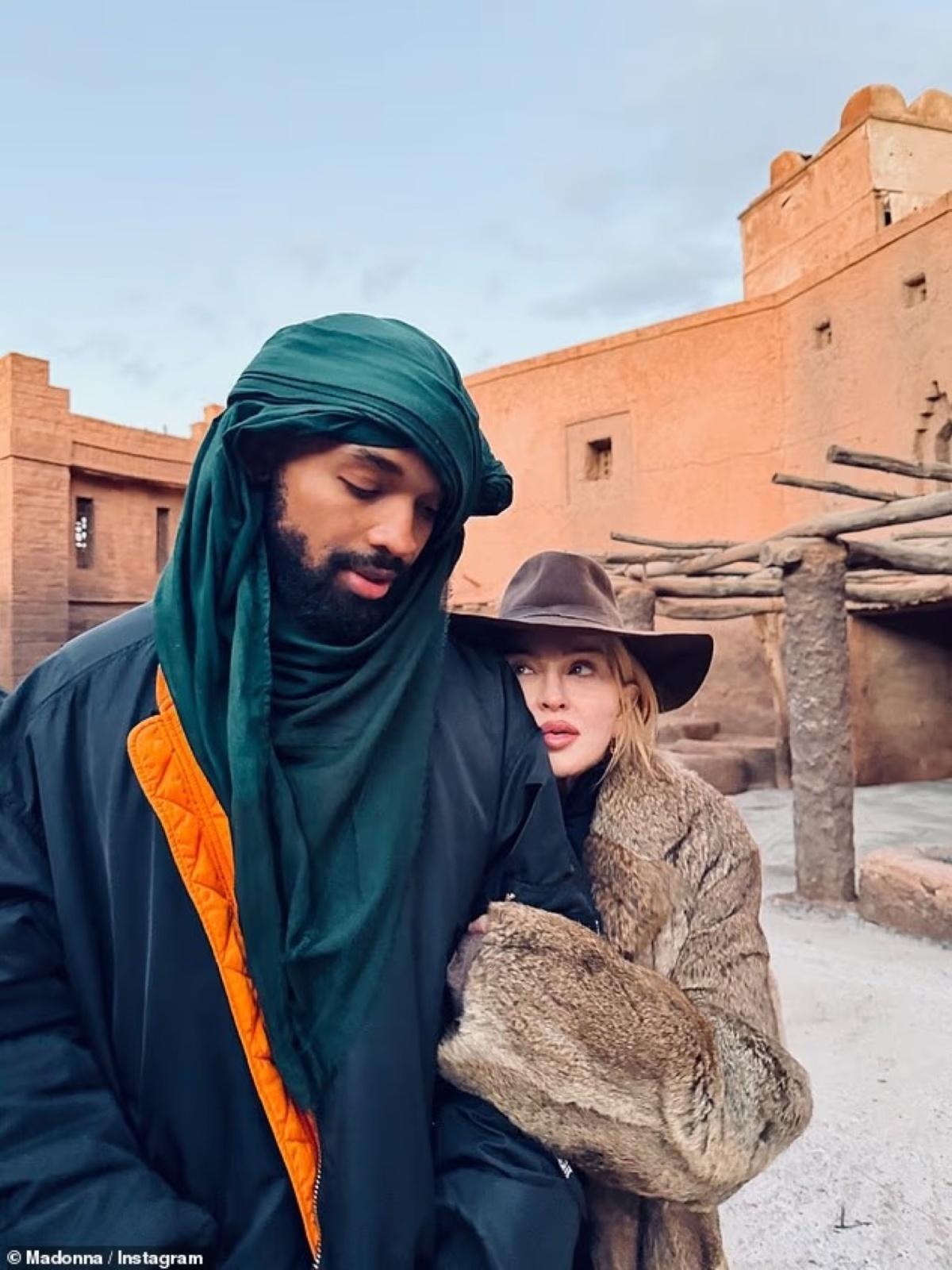 Madonna explore le désert marocain avec Akeem Morris et sa famille