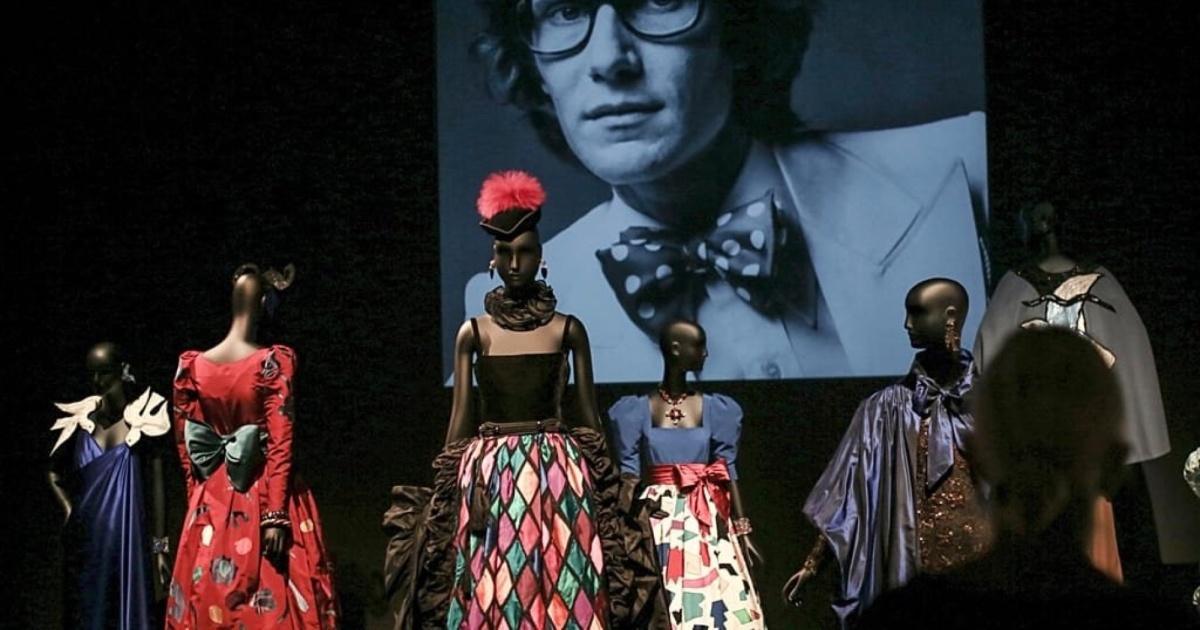 À Marrakech — « Yves Saint Laurent en scène » dévoile 150 pièces et le lien du couturier avec le spectacle vivant
