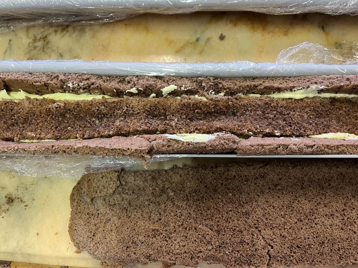 Montage d'une buche forêt noire Montage d'une buche forêt noire