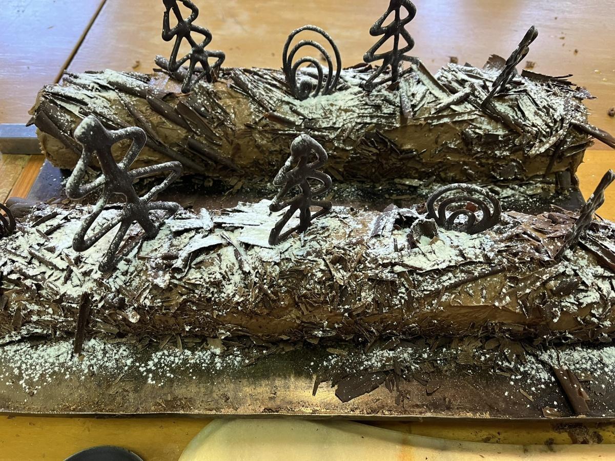 Montage d'une buche forêt noire Montage d'une buche forêt noire