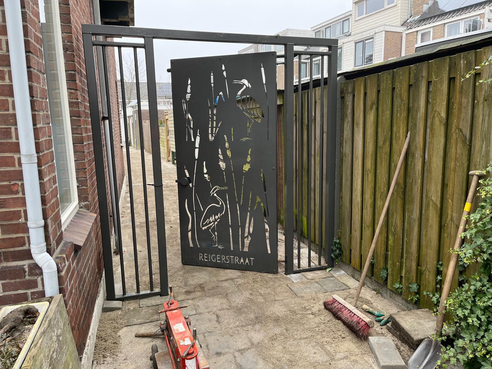 Ophogen en bestraten achterpaden