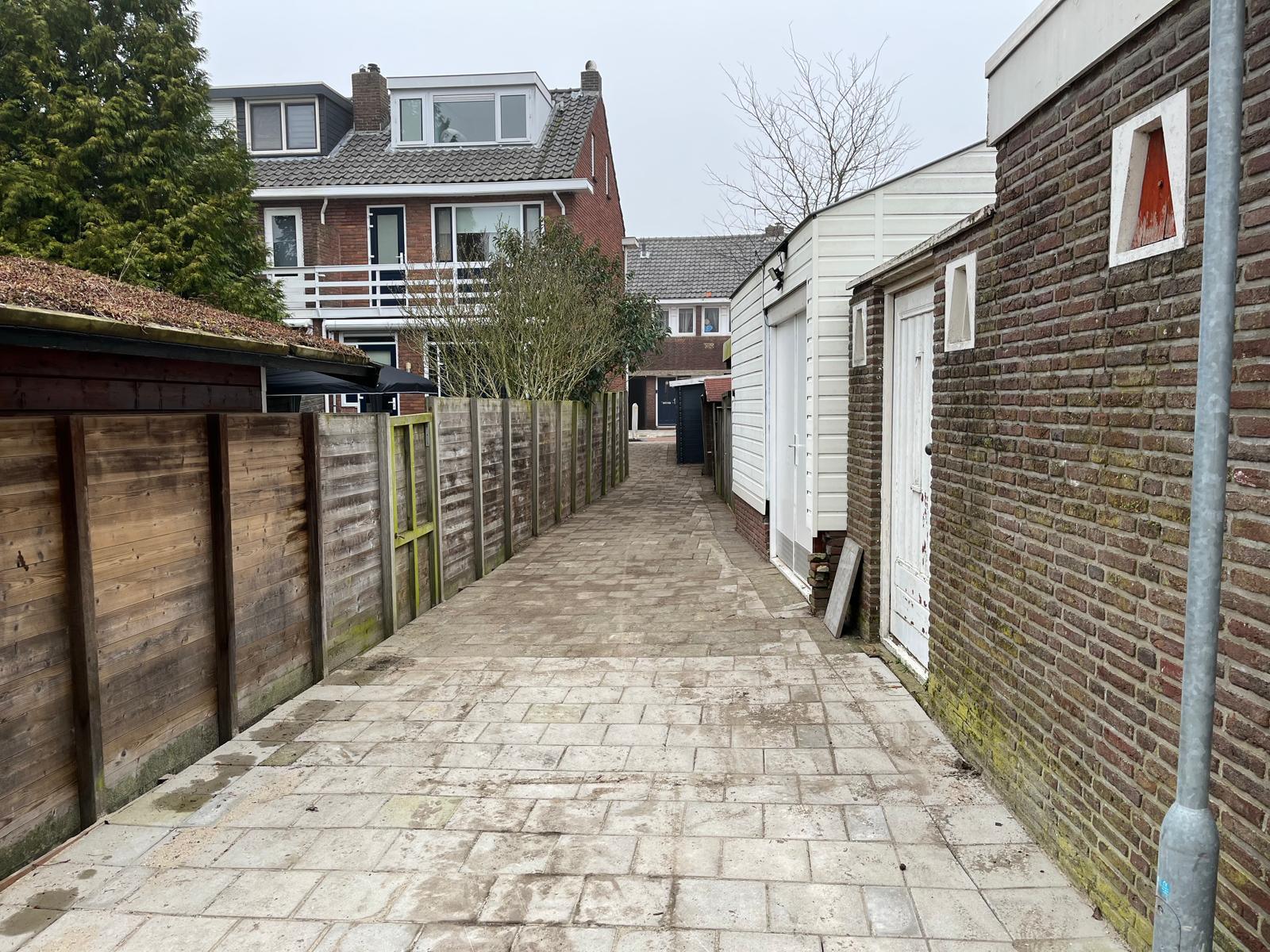 Ophogen en bestraten achterpaden