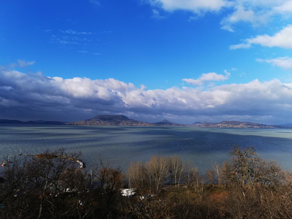 Asche von Verstorbenen im Balaton verstreuen? Asche von Verstorbenen im Balaton verstreuen?