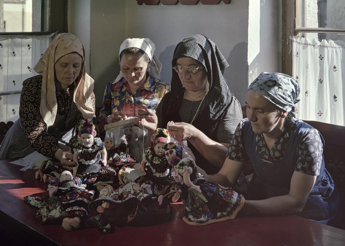 Volkskunst – Matyó-Puppen aus Mezőkövesd Volkskunst – Matyó-Puppen aus Mezőkövesd