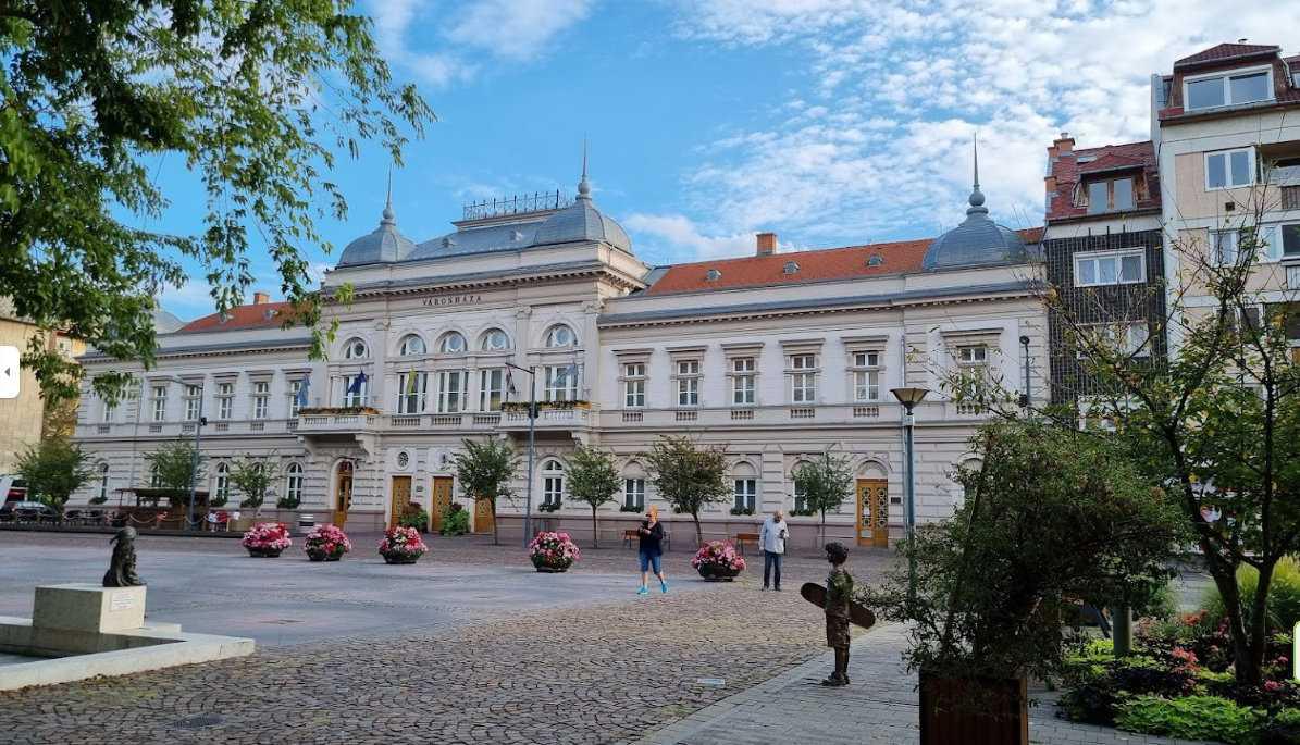 In Szolnok (süd-östlich von Budapest) entsteht der bislang größte Energiespeicher Ungarns