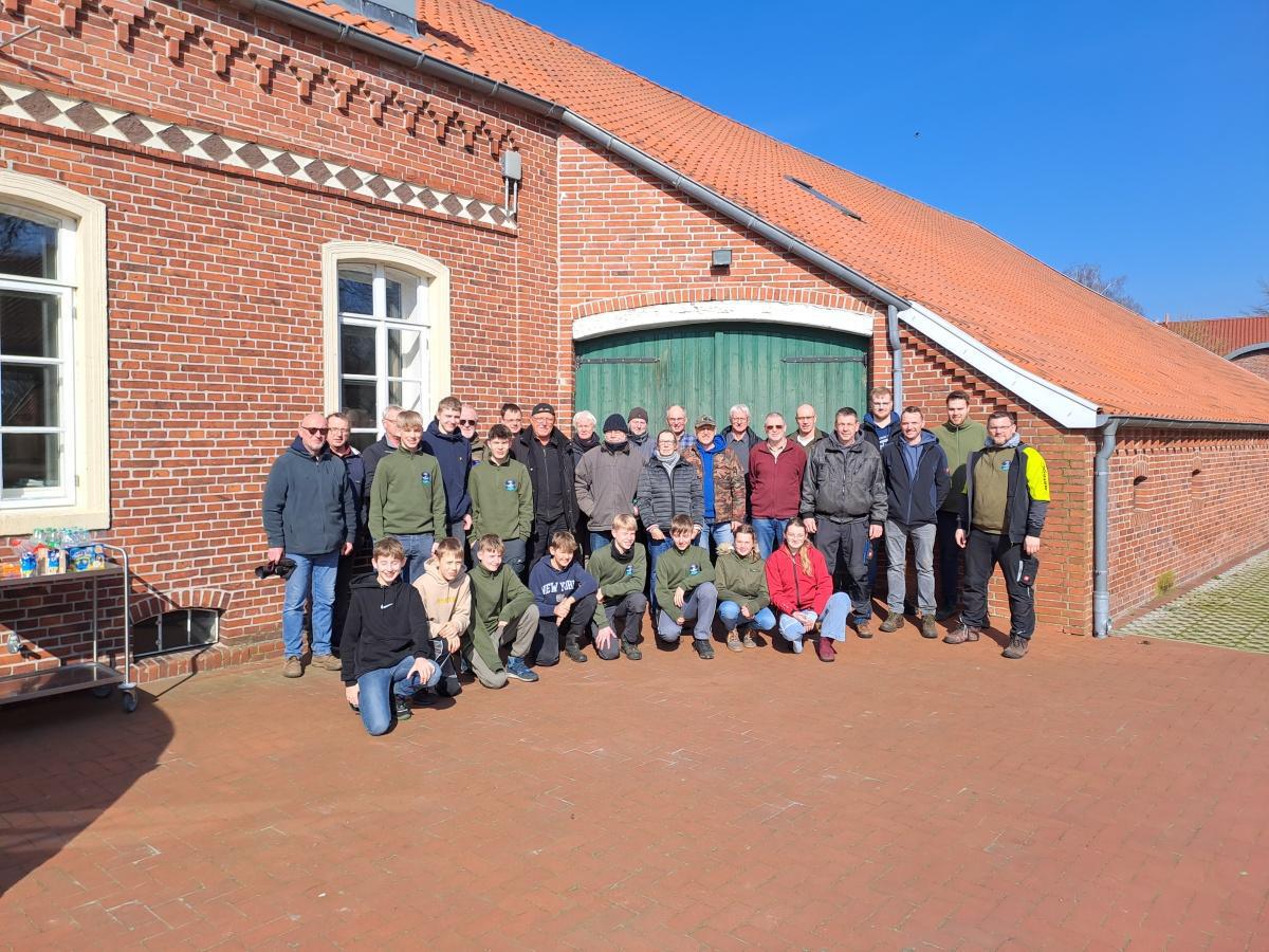 Viele fleißige Hände säubern die Gemeinde Viele fleißige Hände säubern die Gemeinde
