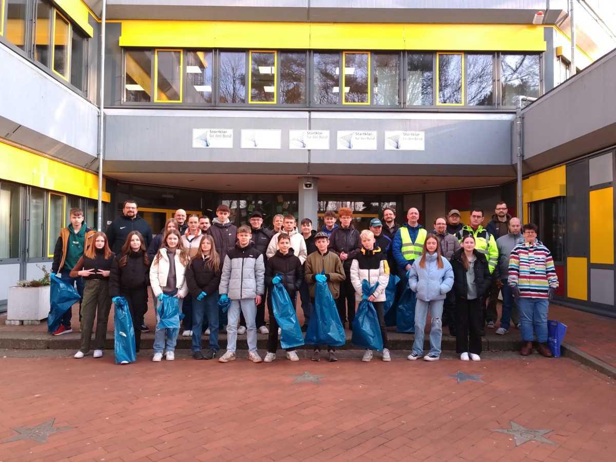 Viele fleißige Hände säubern die Gemeinde Viele fleißige Hände säubern die Gemeinde