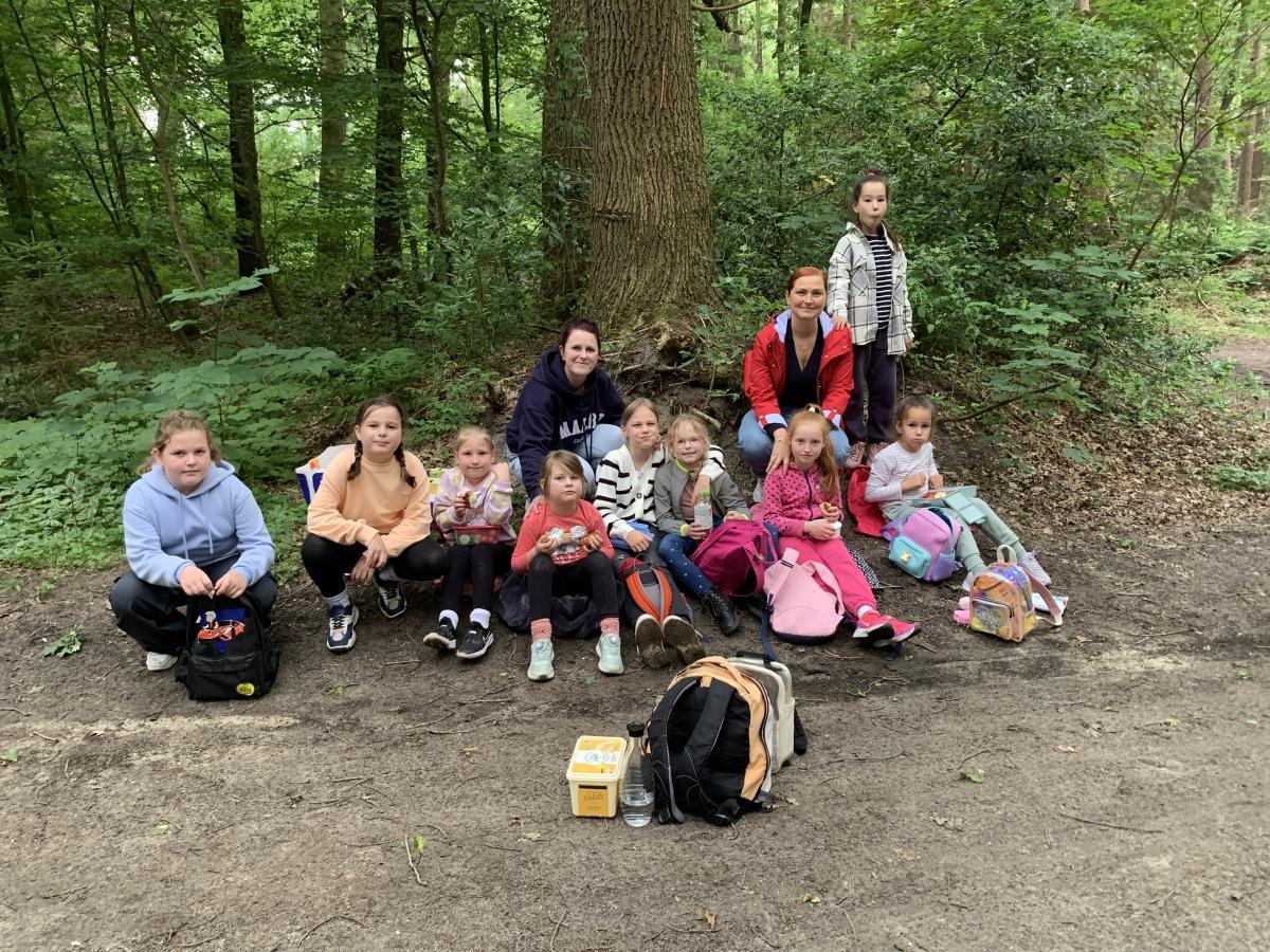 Bastelgruppe auf Erkundungstour im Wald