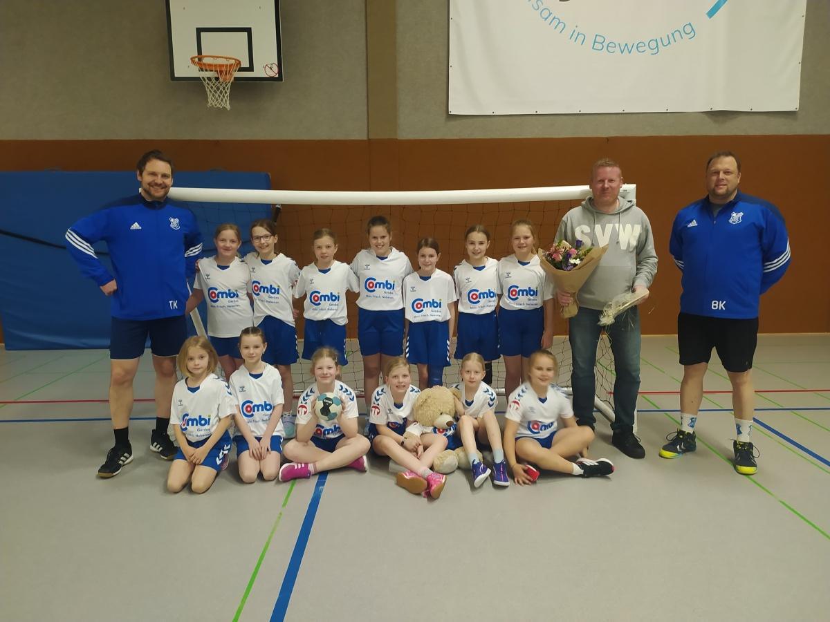 Neue Trikots für F-Jugend-Mädchen der Handballabteilung Neue Trikots für F-Jugend-Mädchen der Handballabteilung