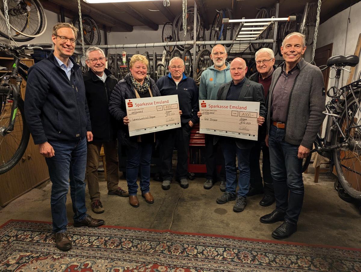 Spenden an Tafel und Fahrradwerkstatt