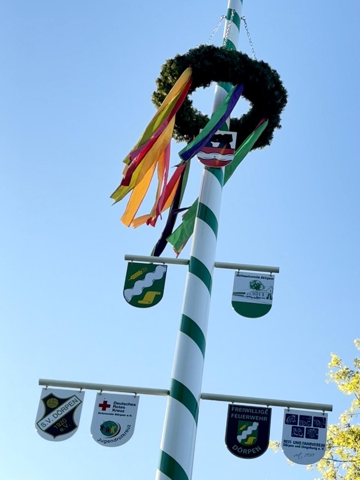 Neuer Maibaum beim Heimathaus