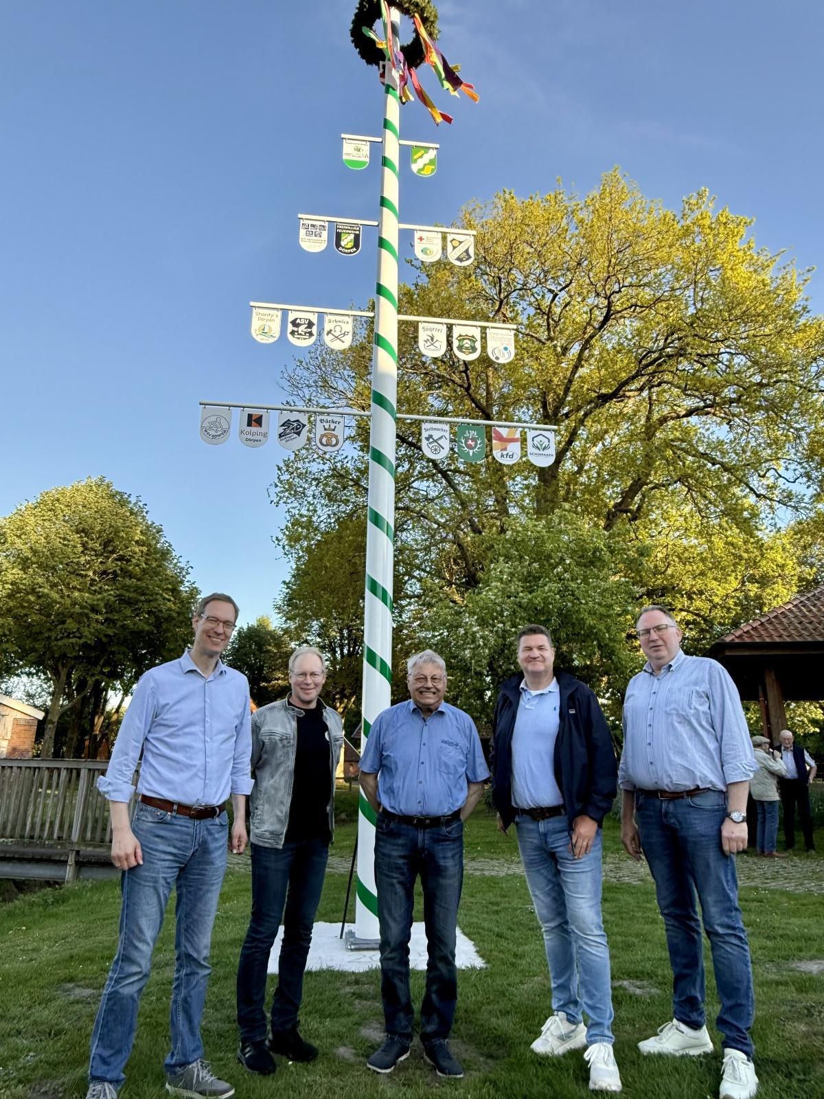 Neuer Maibaum beim Heimathaus