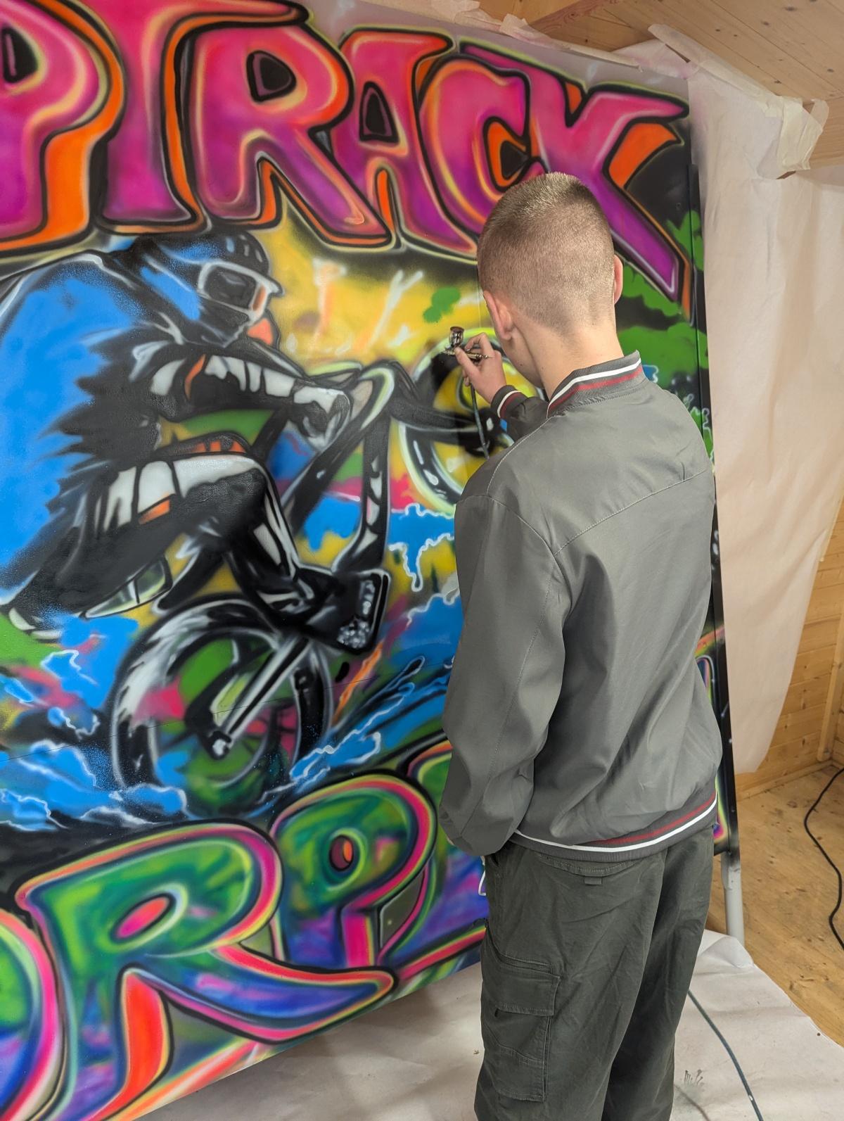 Neues Schild in Airbrush-Optik schmückt den Pumptrack Neues Schild in Airbrush-Optik schmückt den Pumptrack