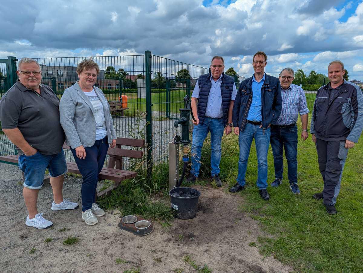 Neuer Wasserbrunnen und Unterstand beim Hundefreilaufplatz Neuer Wasserbrunnen und Unterstand beim Hundefreilaufplatz