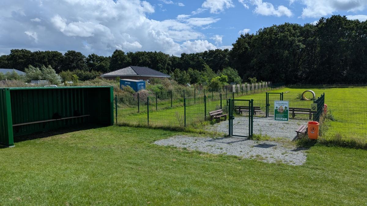 Neuer Wasserbrunnen und Unterstand beim Hundefreilaufplatz