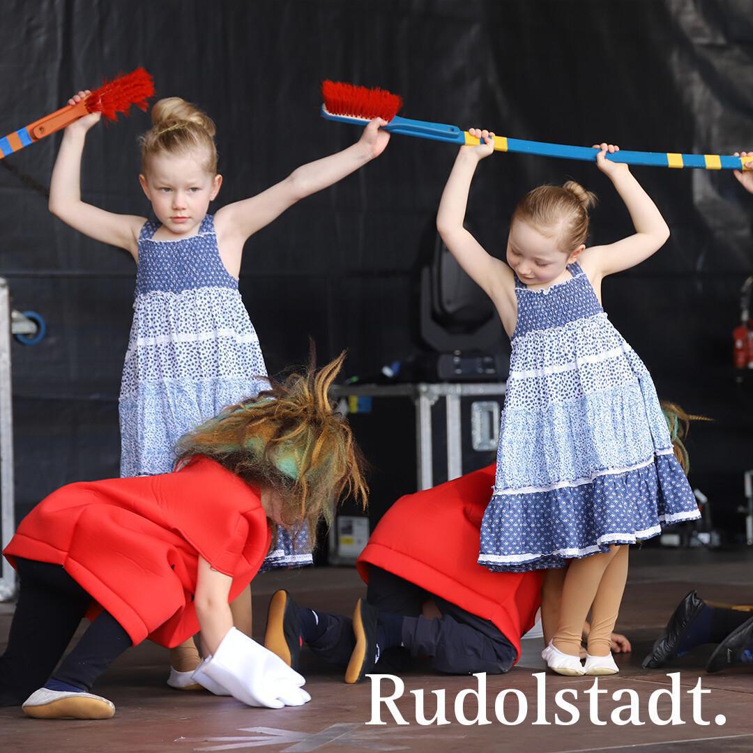 Thüringer Folklore Tanzensemble Rudolstadt begeistert die Menge! 🎉 Thüringer Folklore Tanzensemble Rudolstadt begeistert die Menge! 🎉