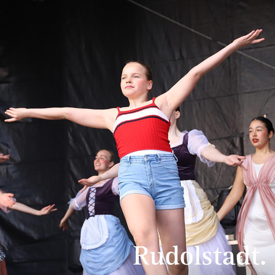 Thüringer Folklore Tanzensemble Rudolstadt begeistert die Menge! 🎉 Thüringer Folklore Tanzensemble Rudolstadt begeistert die Menge! 🎉