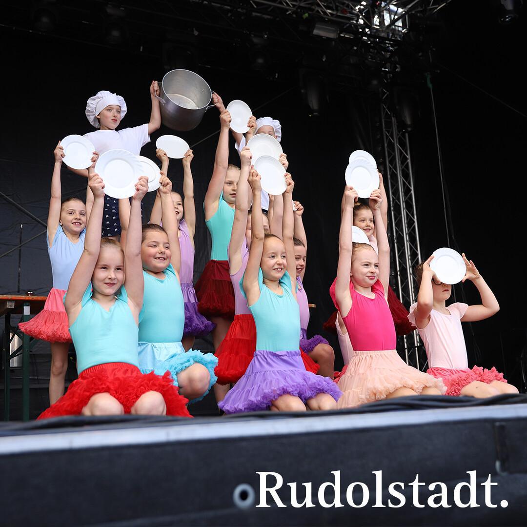Thüringer Folklore Tanzensemble Rudolstadt begeistert die Menge! 🎉 Thüringer Folklore Tanzensemble Rudolstadt begeistert die Menge! 🎉