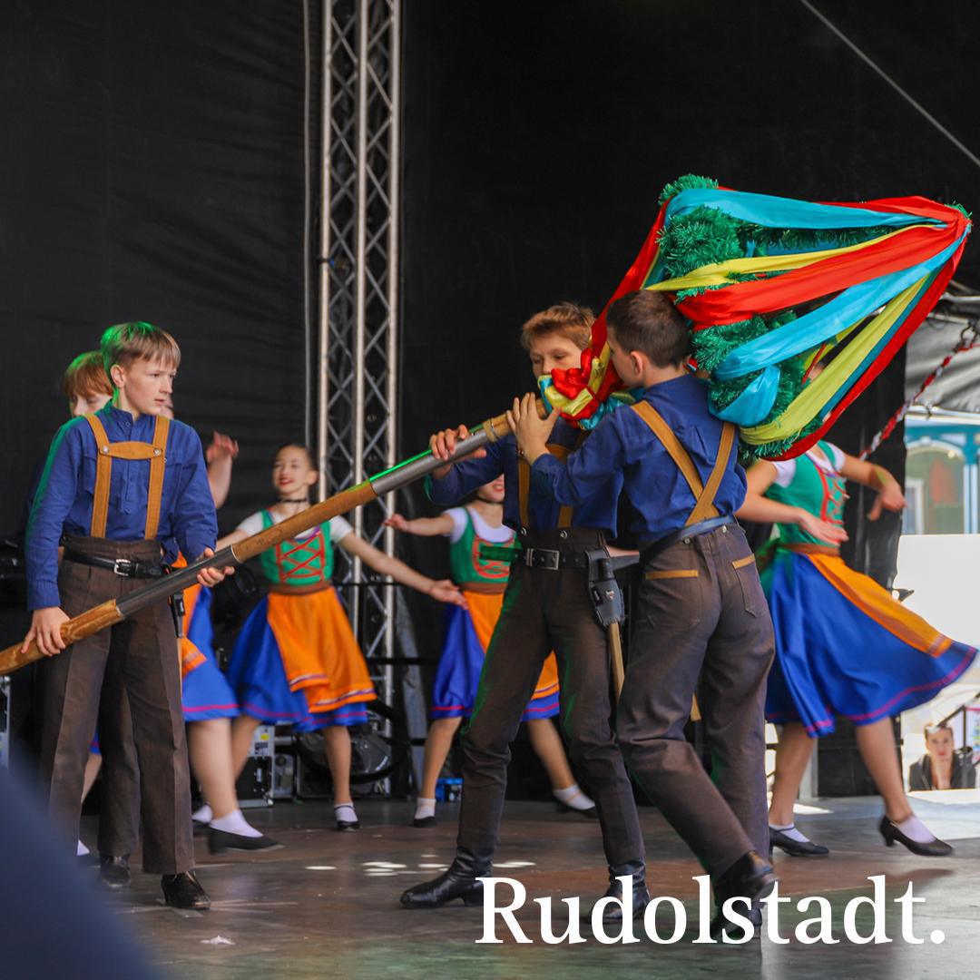 Tänzerischer Auftakt am zweiten Festtag: Thüringer Folklore Tanzensemble begeistert Rudolstadt! 