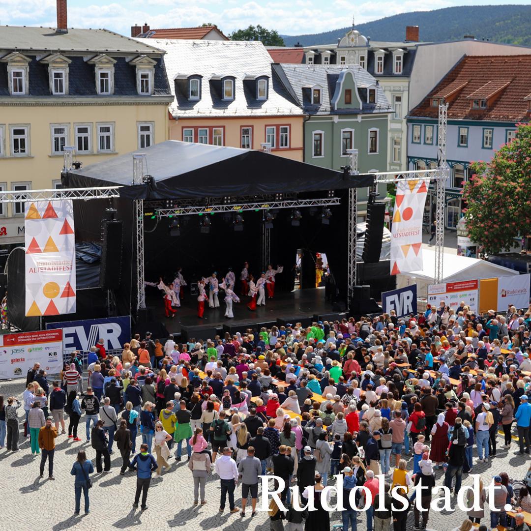 Tänzerischer Auftakt am zweiten Festtag: Thüringer Folklore Tanzensemble begeistert Rudolstadt! 