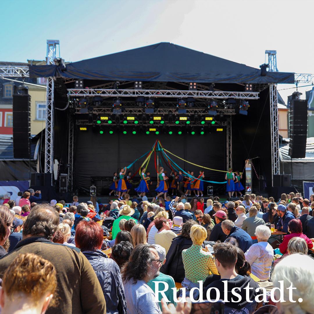 Tänzerischer Auftakt am zweiten Festtag: Thüringer Folklore Tanzensemble begeistert Rudolstadt! 