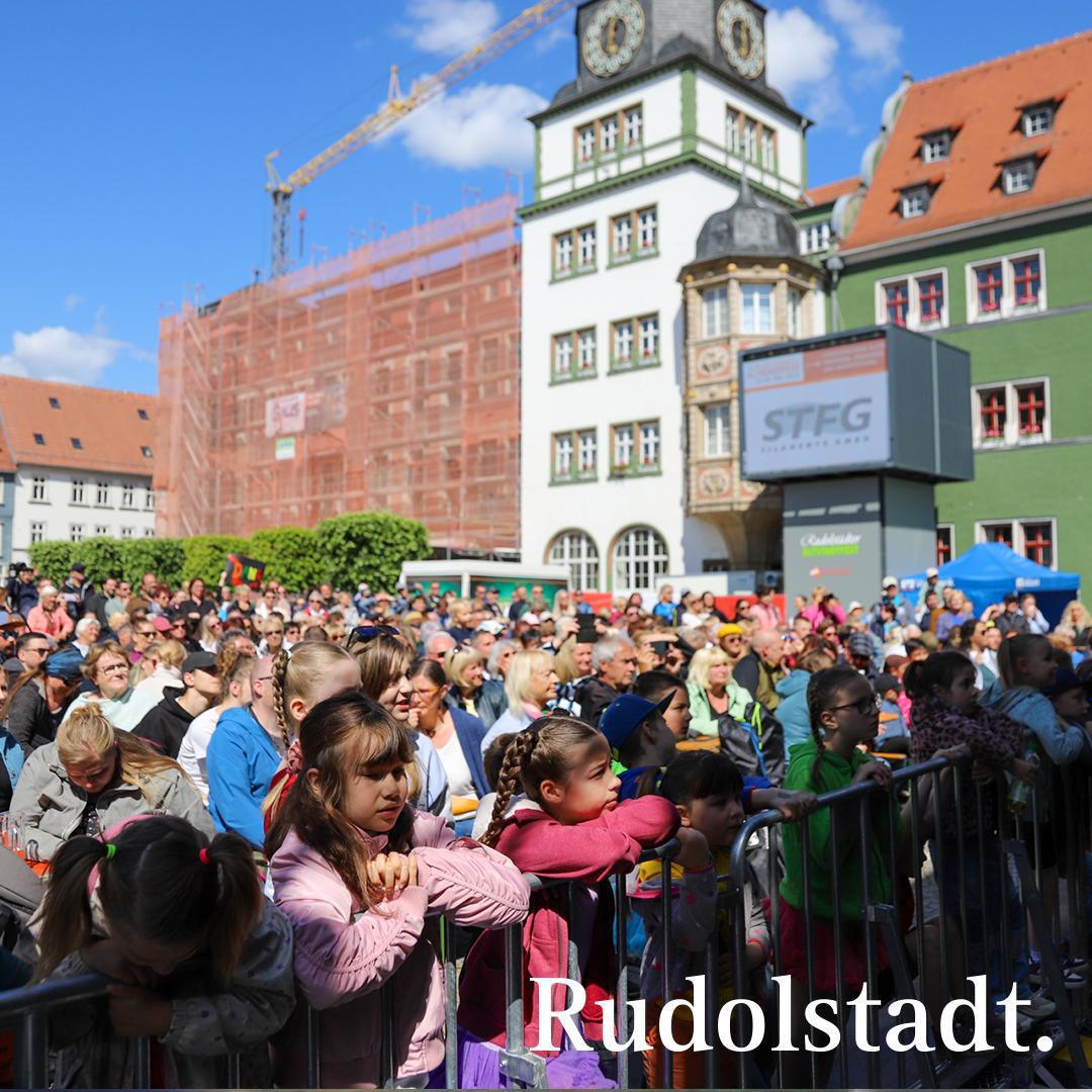 Tänzerischer Auftakt am zweiten Festtag: Thüringer Folklore Tanzensemble begeistert Rudolstadt! 