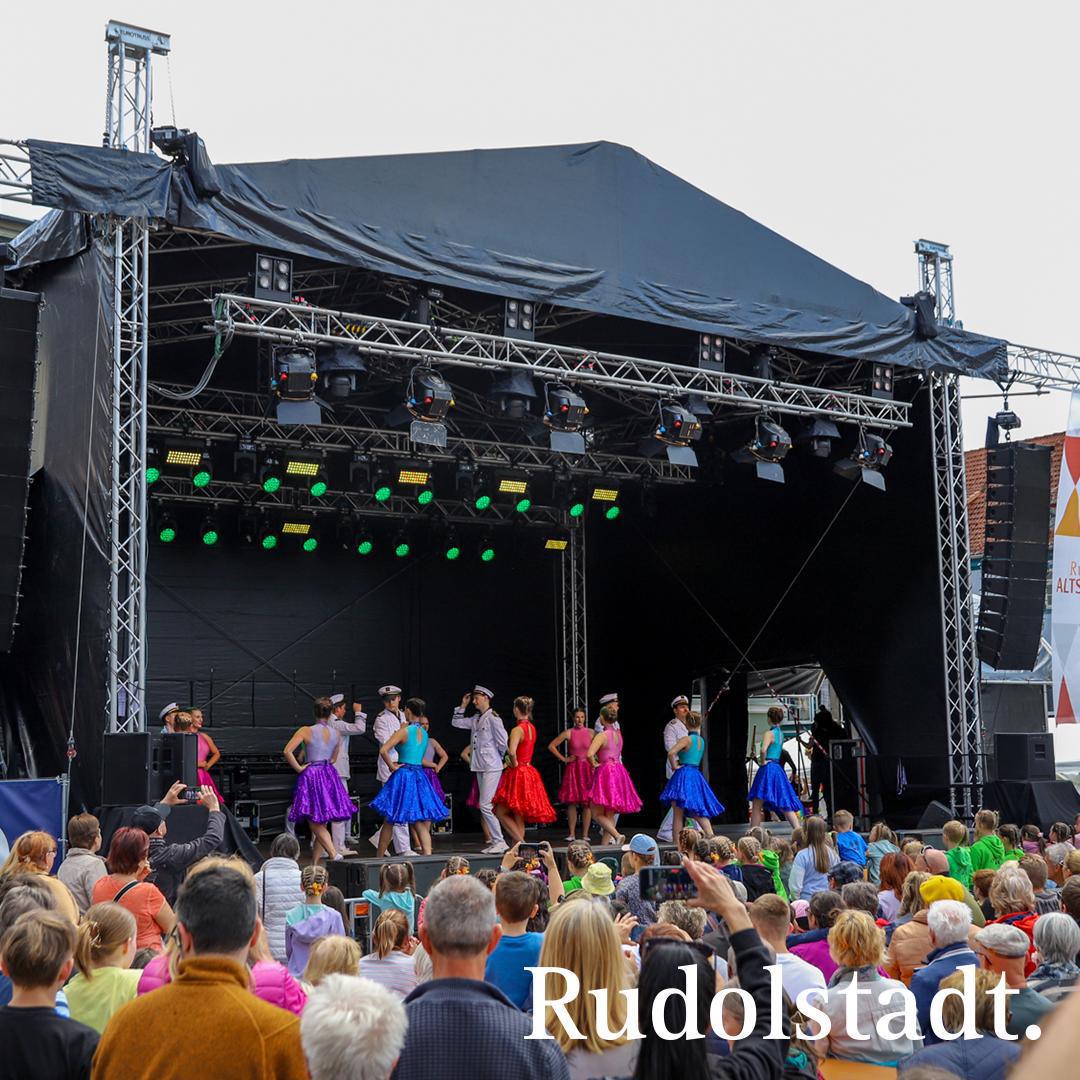 Tänzerischer Auftakt am zweiten Festtag: Thüringer Folklore Tanzensemble begeistert Rudolstadt! 