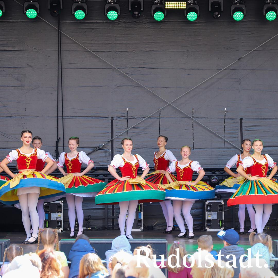 Tänzerischer Auftakt am zweiten Festtag: Thüringer Folklore Tanzensemble begeistert Rudolstadt! 