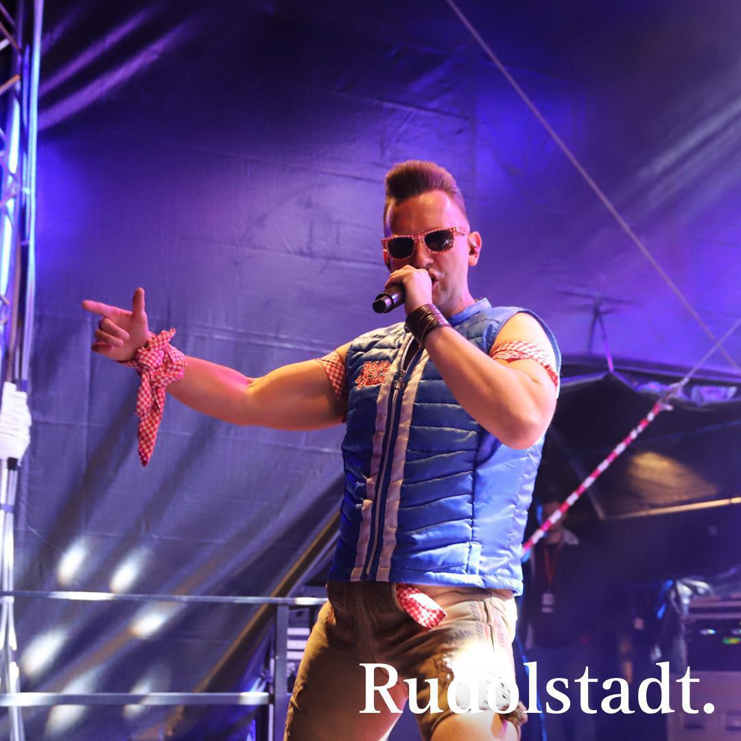 Jetzt auf der Bühne: Kevin – das Andreas Gabalier Double!