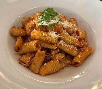 Rigatoni alla Trinacria: il gusto pieno della Sicilia in un piatto Rigatoni alla Trinacria: il gusto pieno della Sicilia in un piatto