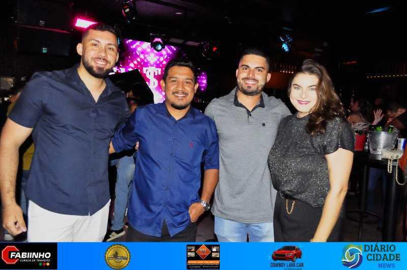 Uma Noite Inesquecível no Müller Pub com As Irmãs Cristinas! Uma Noite Inesquecível no Müller Pub com As Irmãs Cristinas!