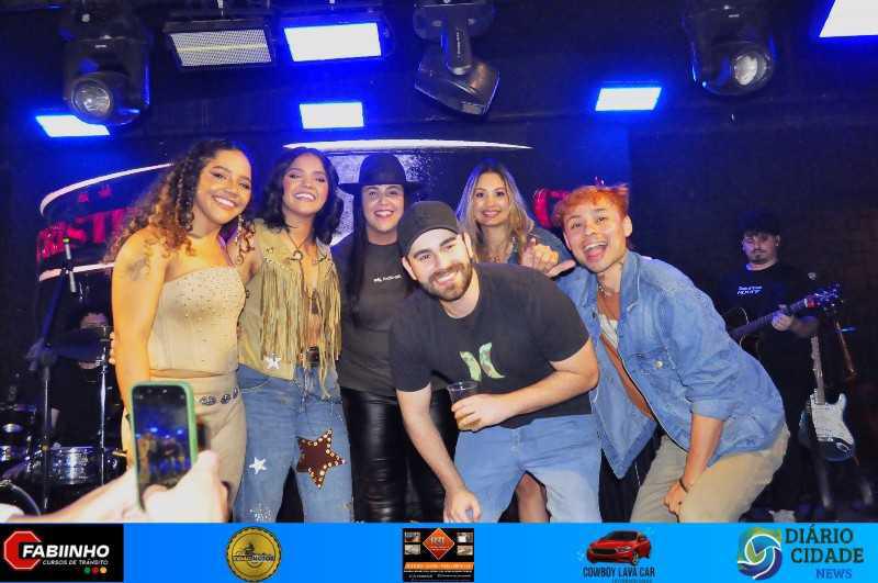 Uma Noite Inesquecível no Müller Pub com As Irmãs Cristinas! Uma Noite Inesquecível no Müller Pub com As Irmãs Cristinas!