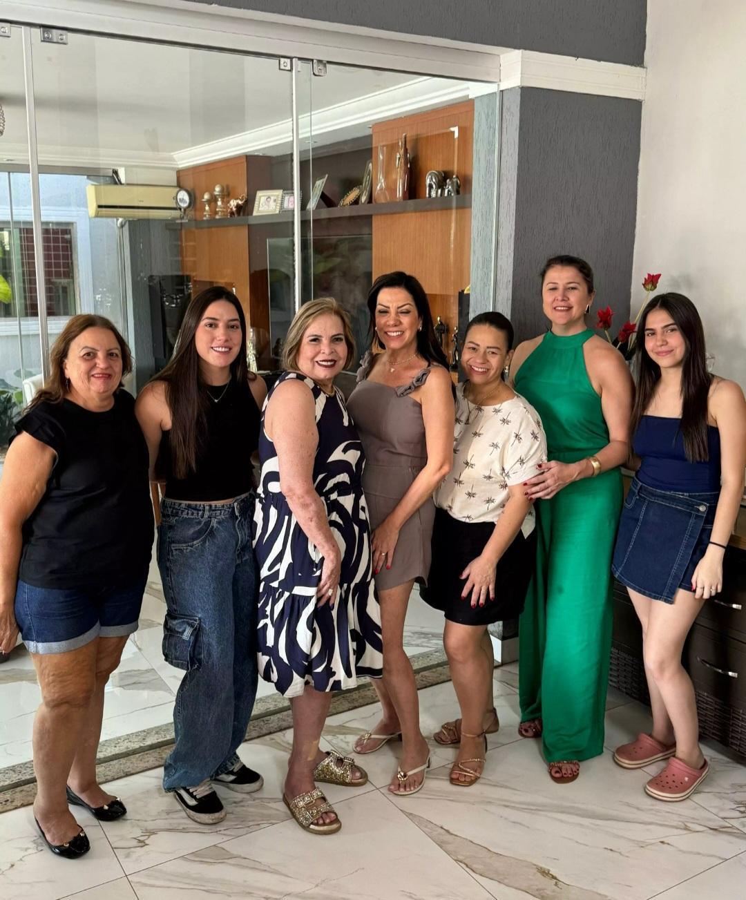 Toninha Campos realiza confraternização com colaboradores e amigos Toninha Campos realiza confraternização com colaboradores e amigos