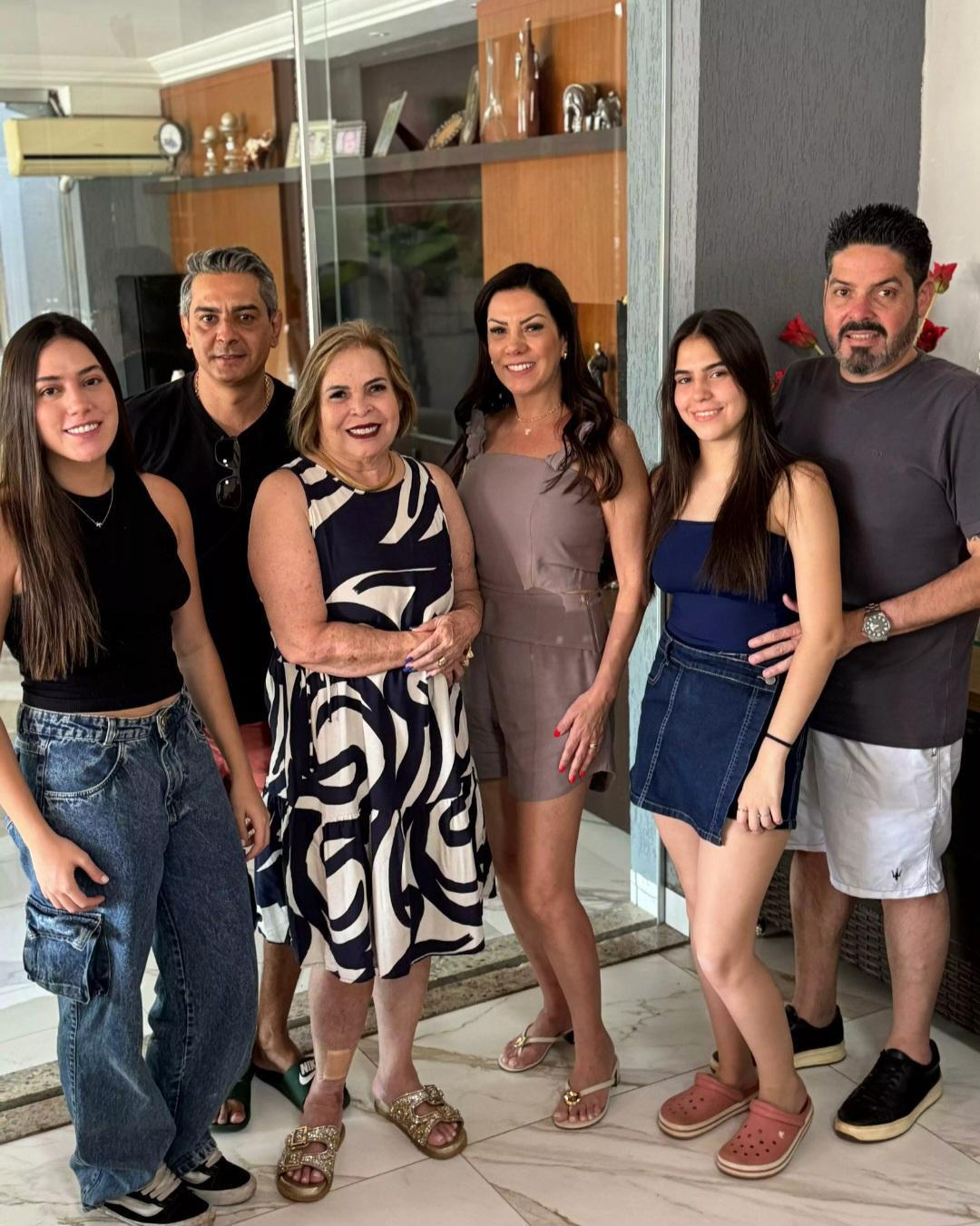 Toninha Campos realiza confraternização com colaboradores e amigos Toninha Campos realiza confraternização com colaboradores e amigos