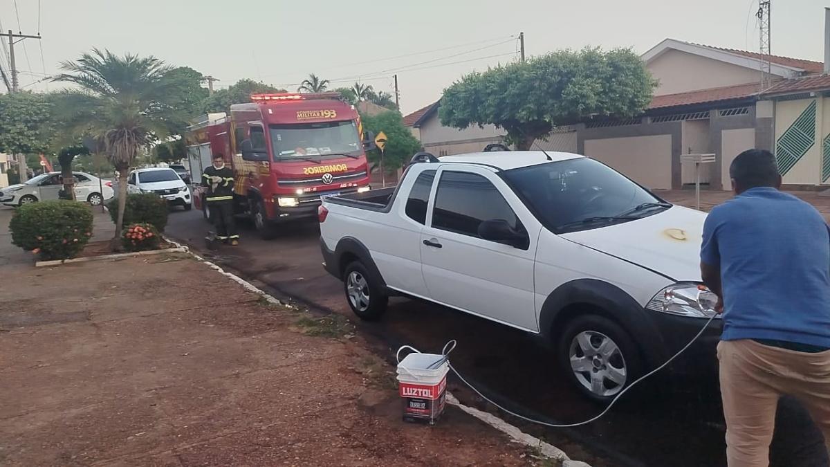 Motor de carro pega fogo em bairro de Três Lagoas, mas incidente é rapidamente controlado Motor de carro pega fogo em bairro de Três Lagoas, mas incidente é rapidamente controlado