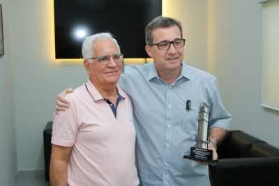 Prefeito Dr. Cassiano Maia homenageia empresário Sueide pelo zelo ao Relógio Central da Cidade