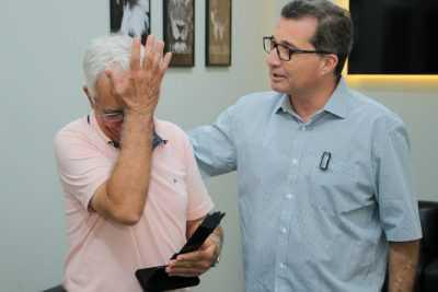 Prefeito Dr. Cassiano Maia homenageia empresário Sueide pelo zelo ao Relógio Central da Cidade Prefeito Dr. Cassiano Maia homenageia empresário Sueide pelo zelo ao Relógio Central da Cidade