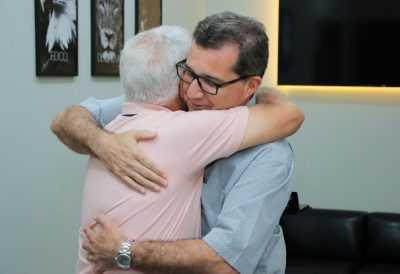 Prefeito Dr. Cassiano Maia homenageia empresário Sueide pelo zelo ao Relógio Central da Cidade Prefeito Dr. Cassiano Maia homenageia empresário Sueide pelo zelo ao Relógio Central da Cidade