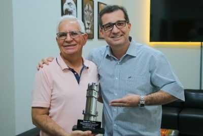 Prefeito Dr. Cassiano Maia homenageia empresário Sueide pelo zelo ao Relógio Central da Cidade Prefeito Dr. Cassiano Maia homenageia empresário Sueide pelo zelo ao Relógio Central da Cidade