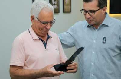 Prefeito Dr. Cassiano Maia homenageia empresário Sueide pelo zelo ao Relógio Central da Cidade Prefeito Dr. Cassiano Maia homenageia empresário Sueide pelo zelo ao Relógio Central da Cidade