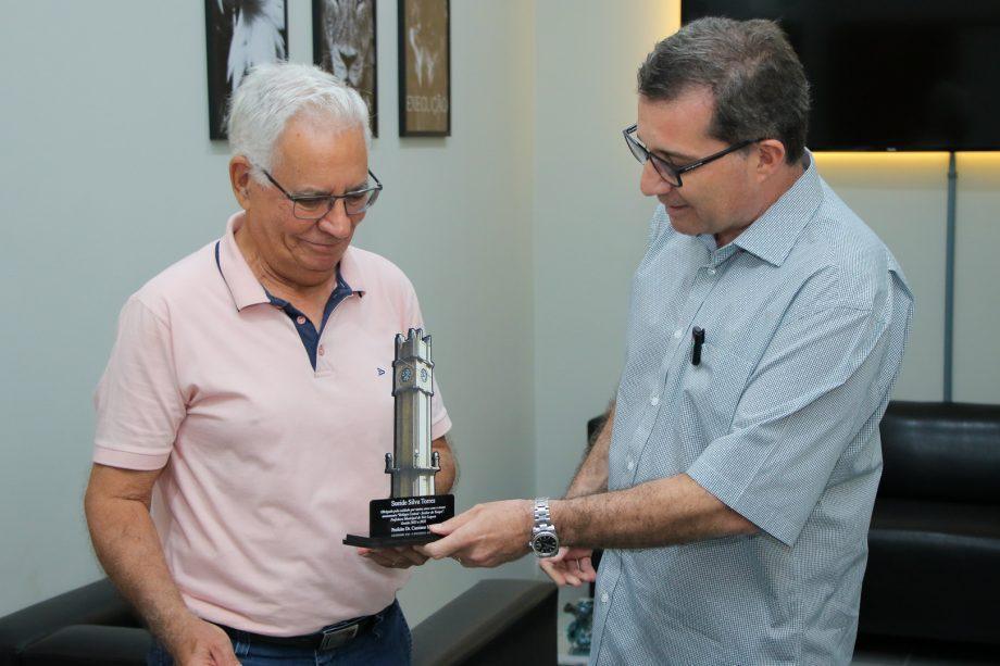 Prefeito Dr. Cassiano Maia homenageia empresário Sueide pelo zelo ao Relógio Central da Cidade
