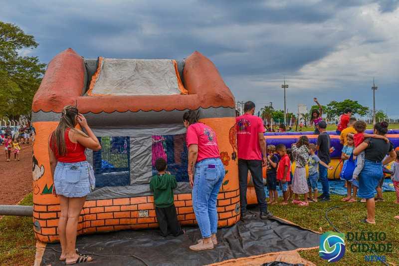 Festa reúne centenas de crianças no “Campão” Festa reúne centenas de crianças no “Campão”