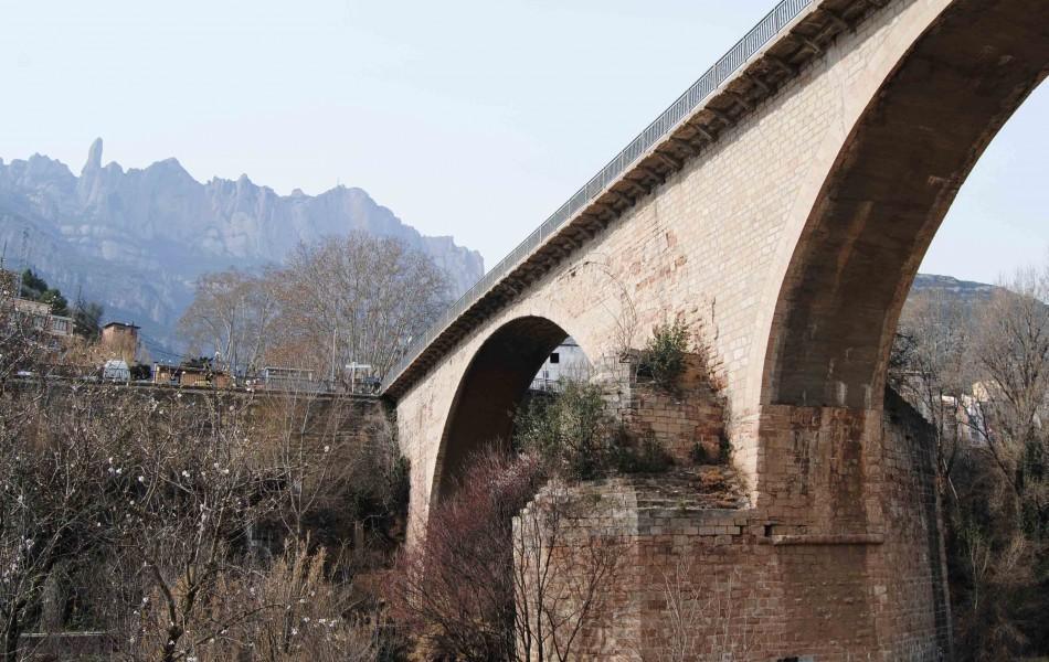 El puente gótico sobre el río Llobregat El puente gótico sobre el río Llobregat