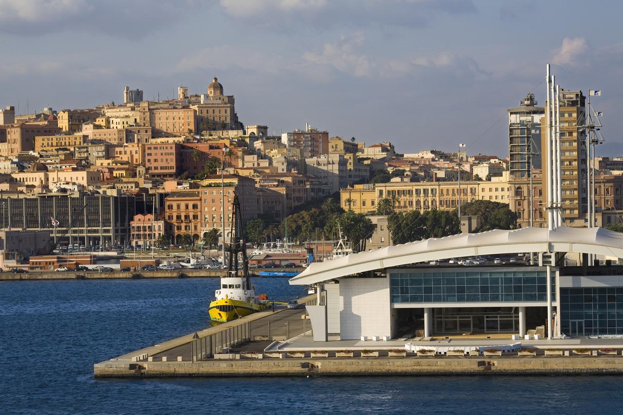 Vista del porto di Cagliari nei precedenti il distretto del castello della città che entra dal mare