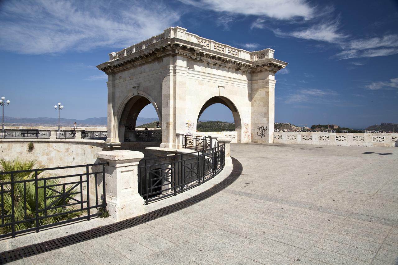 Lampione. Particolare del quadrato del bastione Cagliari - in Sardegna - in Italia