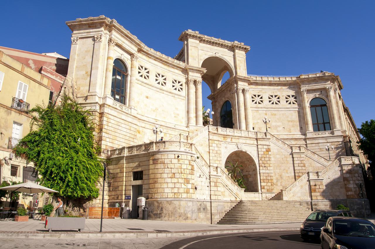 Cagliari, Italia, settembre 2019 Bastione Saint Remy al sole del mattino